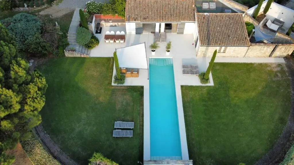 Haus Les Oliviers in Oppède, charmante Ferienunterkunft mit Pool und Blick auf den Luberon Luftaufnahme des Hauses Les Oliviers in Oppède mit beheiztem Schwimmbecken, moderner Terrasse und Garten mit Blick auf das Luberon-Massiv