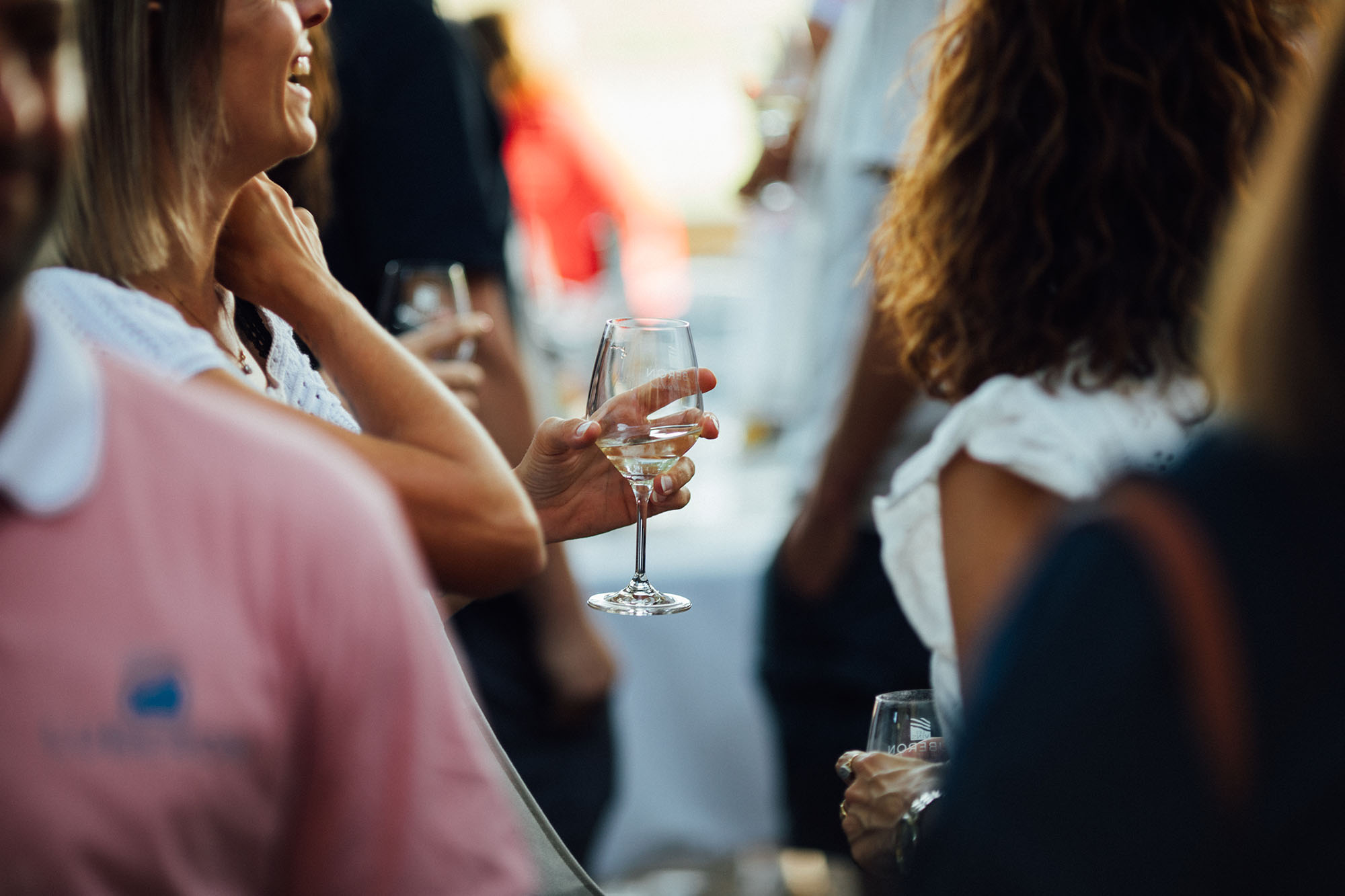 Wine and Dine in Lourmarin, ein provenzalischer Abend rund um die Weine des Luberon Gesellige Atmosphäre bei Wine and Dine in Lourmarin rund um die Weine des Luberon