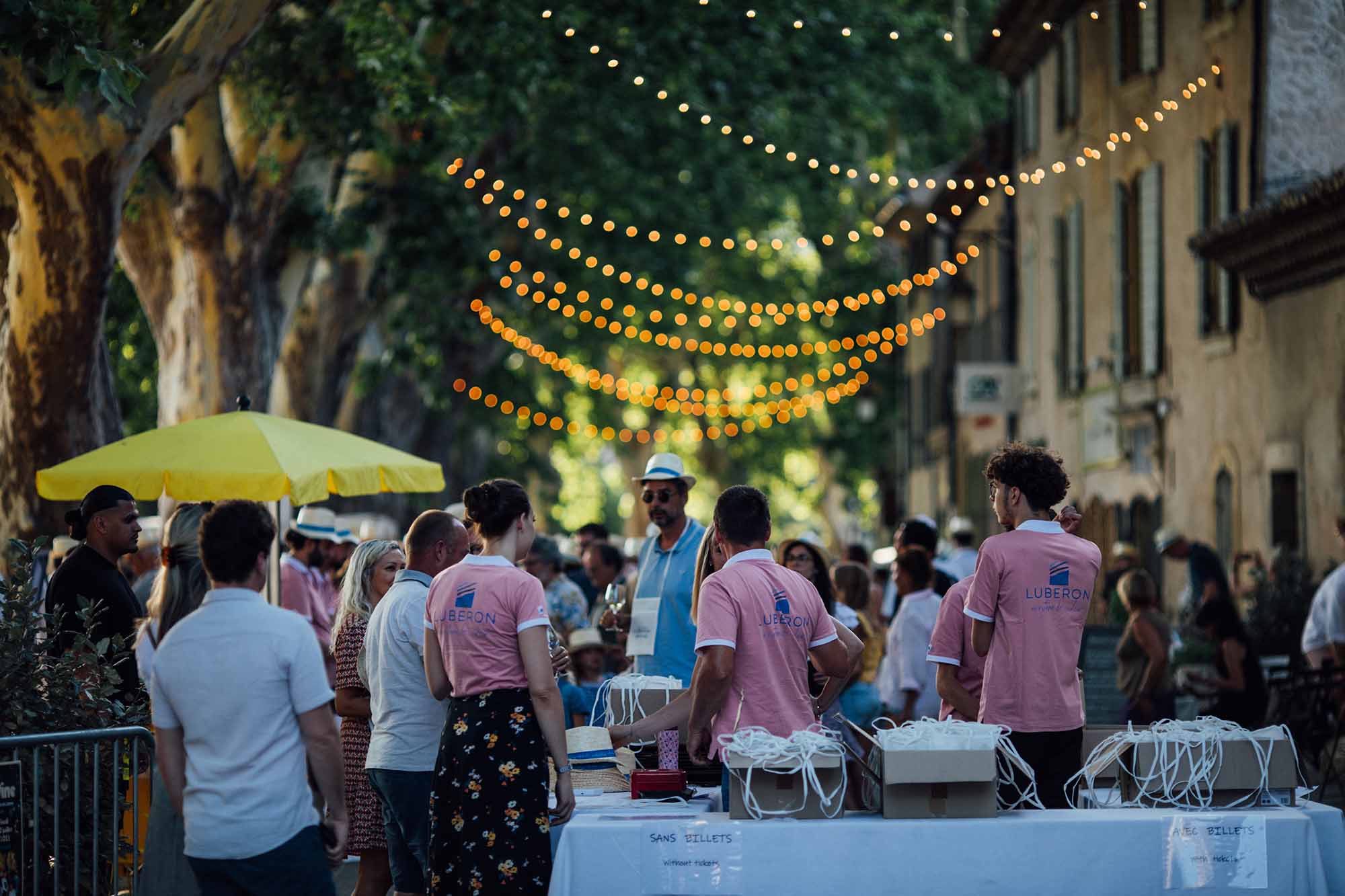 Wine and Dine 2026 in Lourmarin, ein Abend mit Wein und Gastronomie im Luberon Wine and Dine 2026 in Lourmarin, Weinverkostung unter den Platanen im Luberon