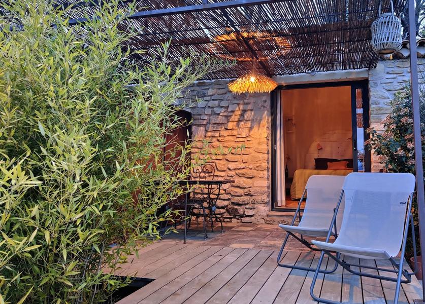 Zimmer La Balade - Ein Zimmer mit privater Terrasse und Pergola, ideal für einen Aufenthalt inmitten der Natur.