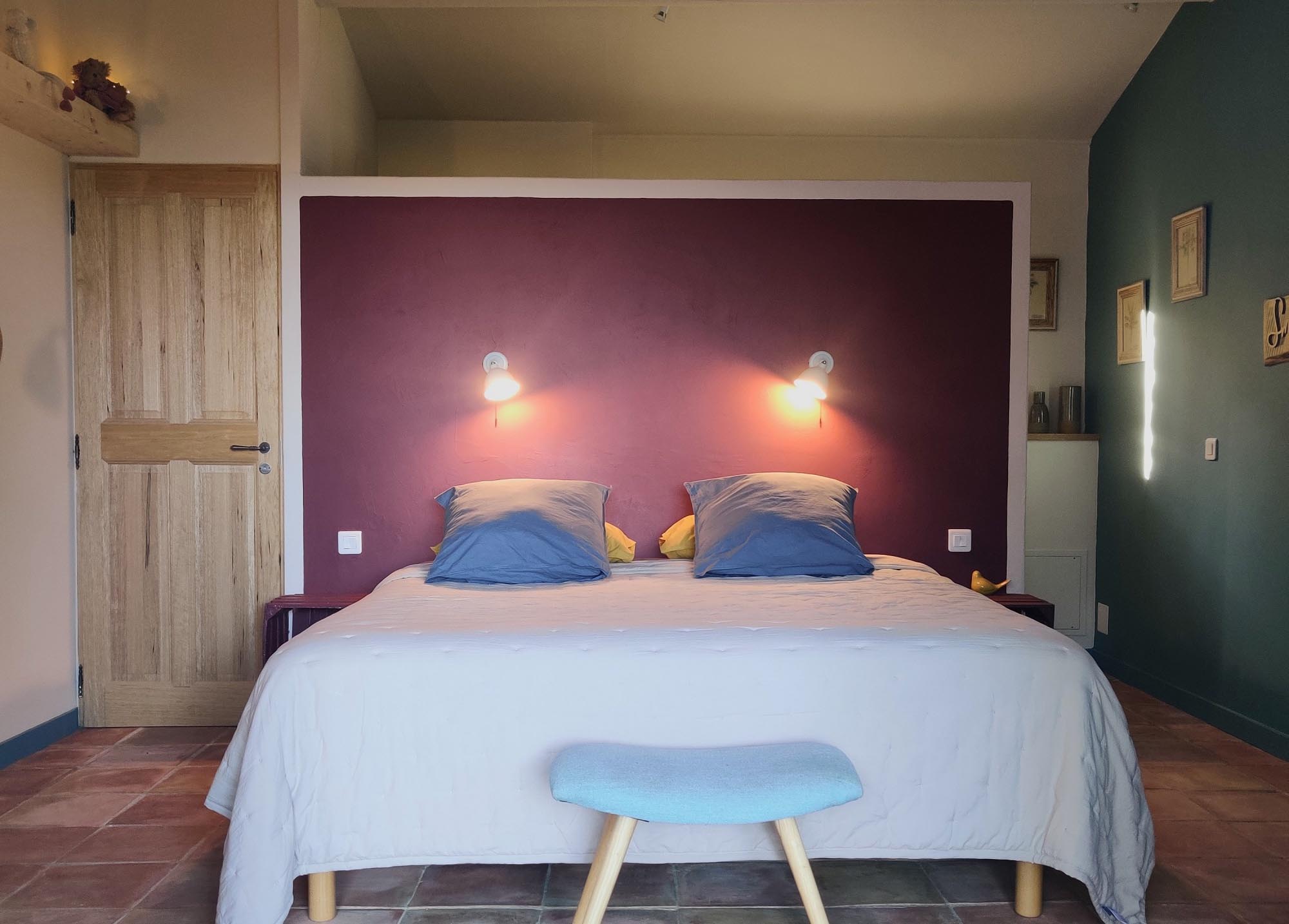 Zimmer Jour de Marché - Eine warme und raffinierte Atmosphäre mit einem bequemen Bett und eleganter Dekoration.