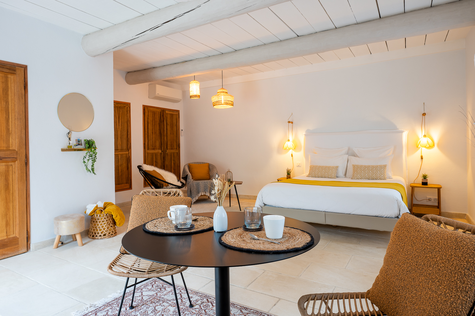 Suite Amande Douce im Champ des Oliviers in Oppède-le-Vieux mit Doppelbett, Essbereich und Ruhezone