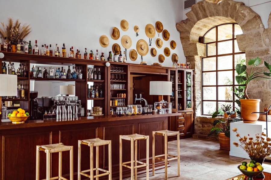 Bar im Le Moulin in Lourmarin mit Holztheke und Spirituosen im provenzalischen Ambiente
