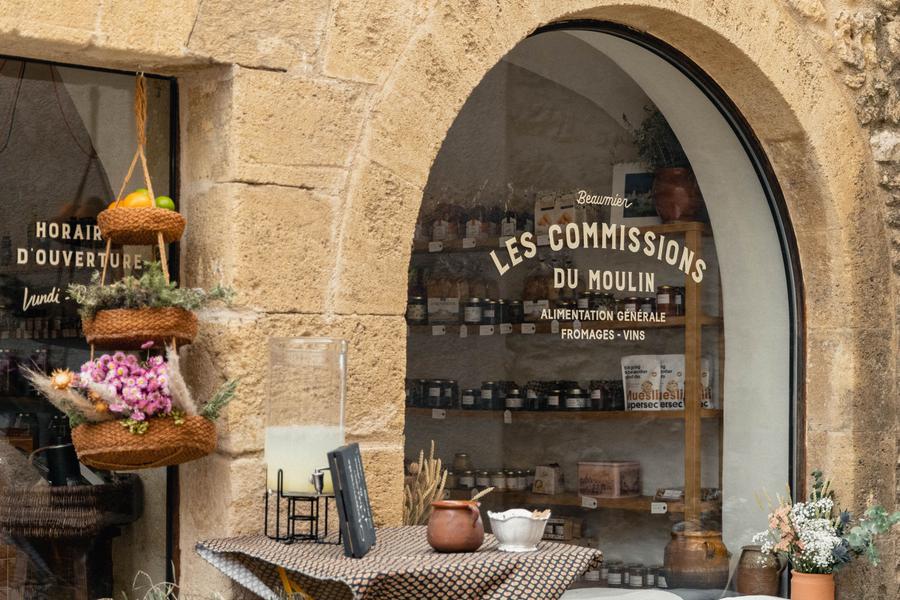 Fassade von Les Commissions du Moulin, Café und Feinkostladen in Lourmarin