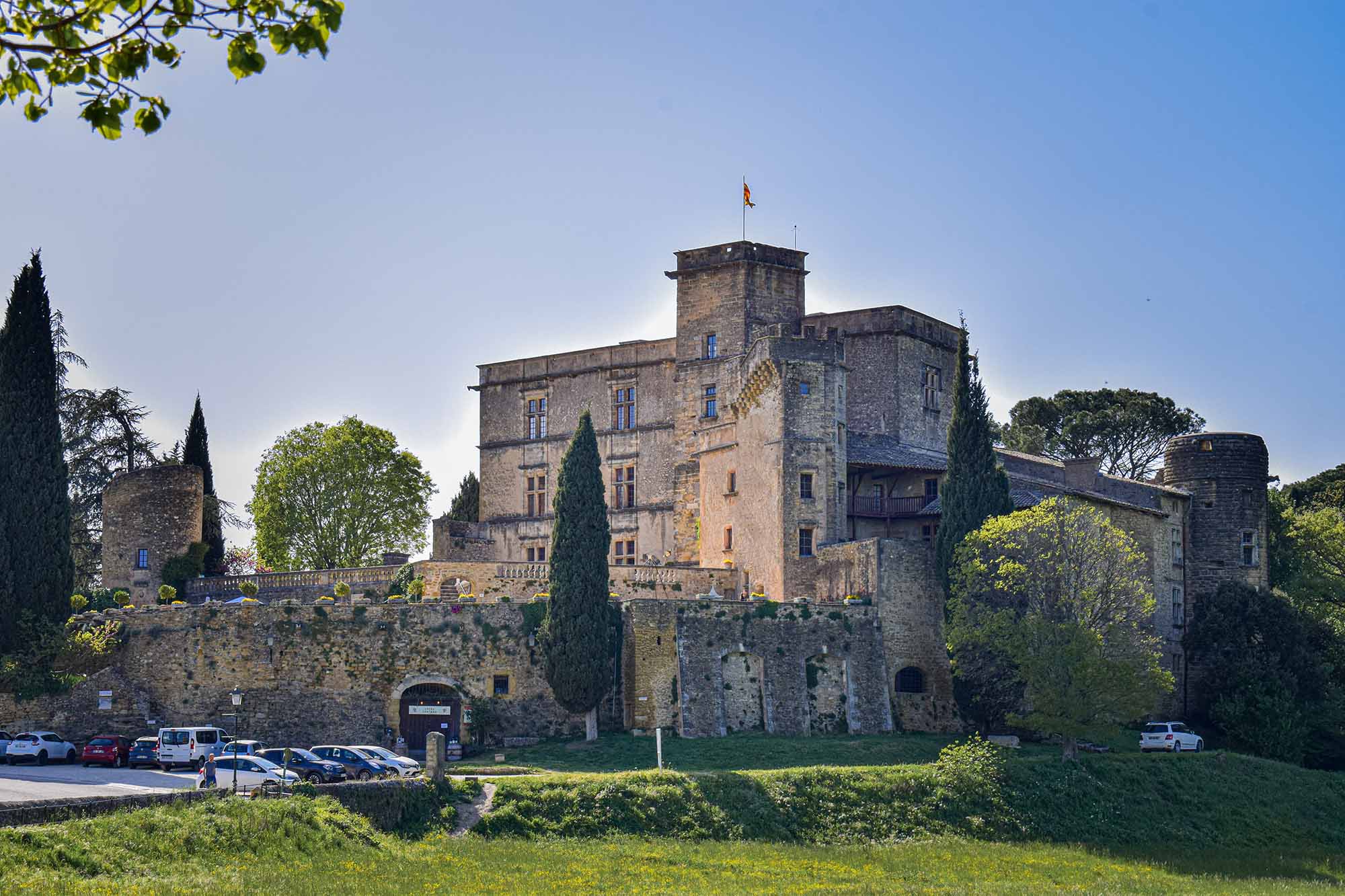 Blick auf das Schloss Lourmarin, das erste Renaissanceschloss der Provence