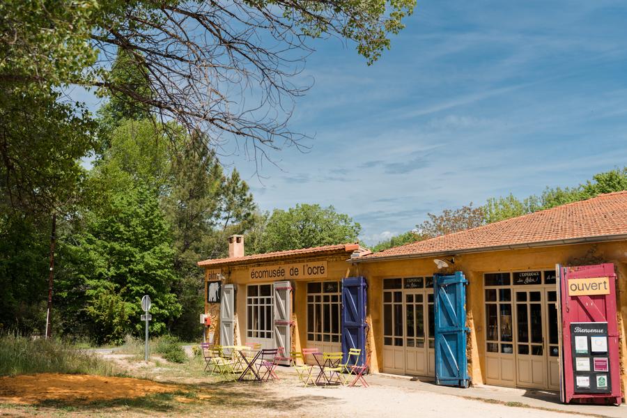 Ocker-Ökomuseum in Roussillon im Luberon mit ehemaliger Fabrik und farbigen Fassaden