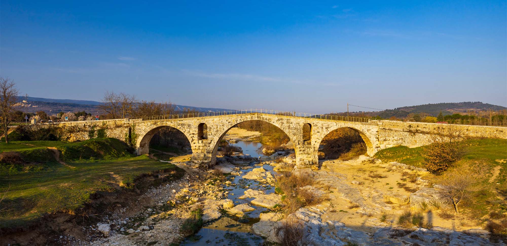 Blick auf Pont Julien, römische Steinbrücke in Bonnieux im Luberon