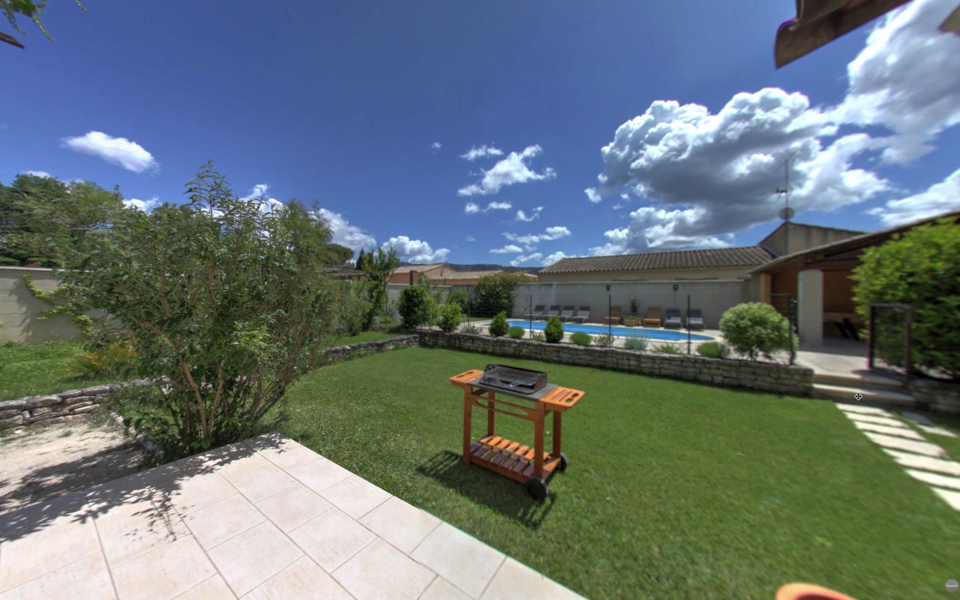 Eingezäunter Garten mit Privatpool in Les Taillades in der Provence