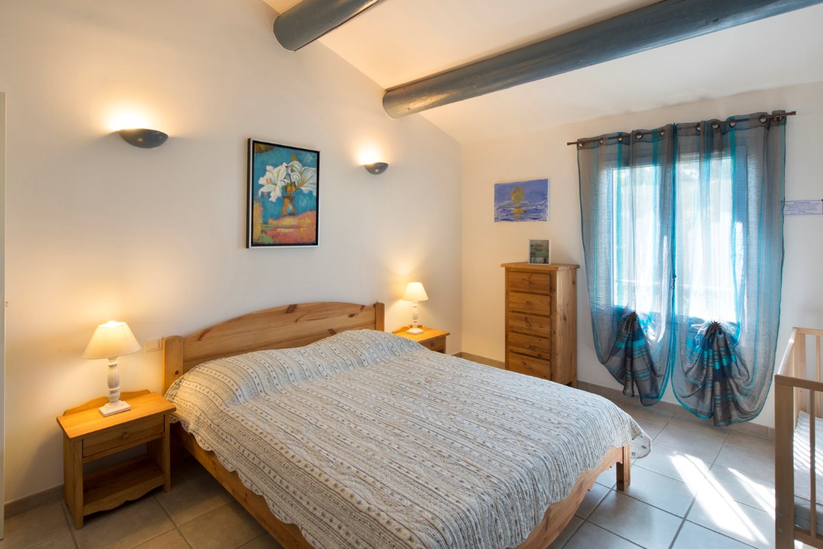 Schlafzimmer mit 160 cm Doppelbett in Ferienvilla mit Privatpool im Luberon