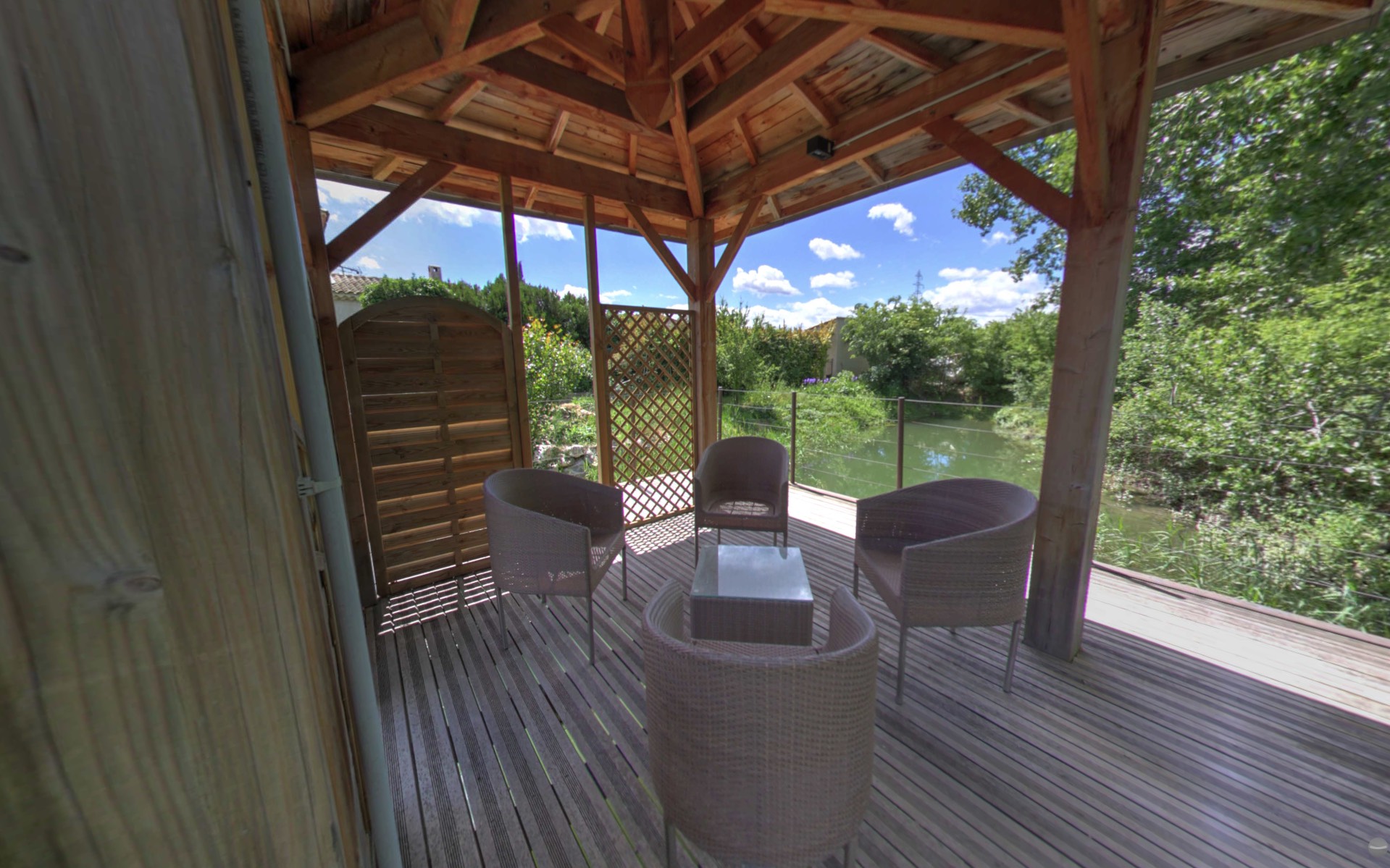 Pavillon auf dem Wasser im Garten der Ferienvilla in Les Taillades, Provence