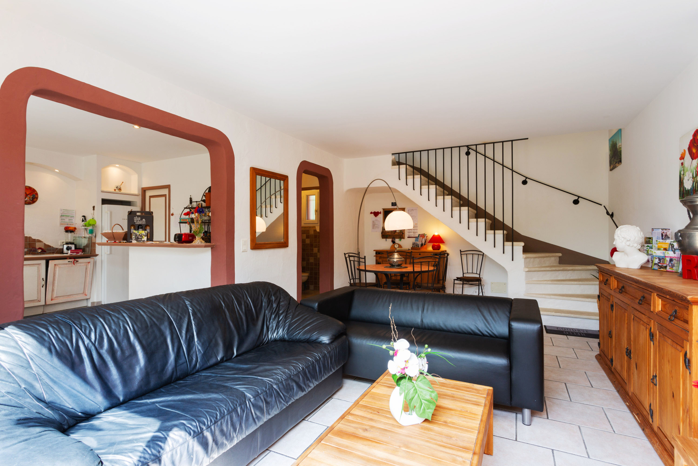 Helles Wohnzimmer in Ferienvilla für 6 Personen mit offener Küche in der Provence