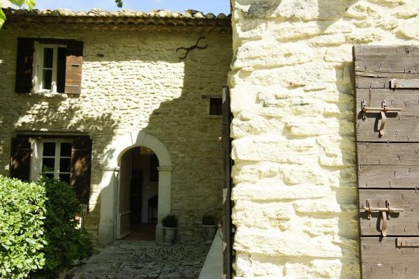 Charmantes Gästehaus aus Naturstein in Lagnes im Luberon