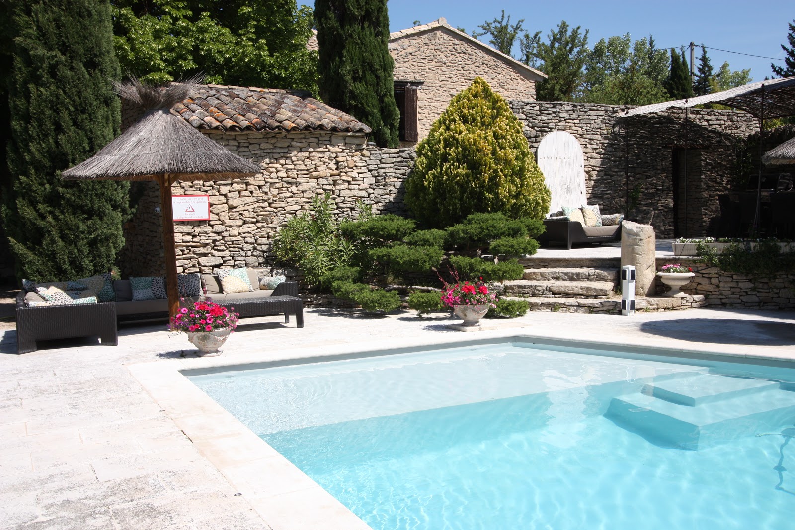Pool und Garten des Gästehauses Au Chant des Sorgues in Lagnes