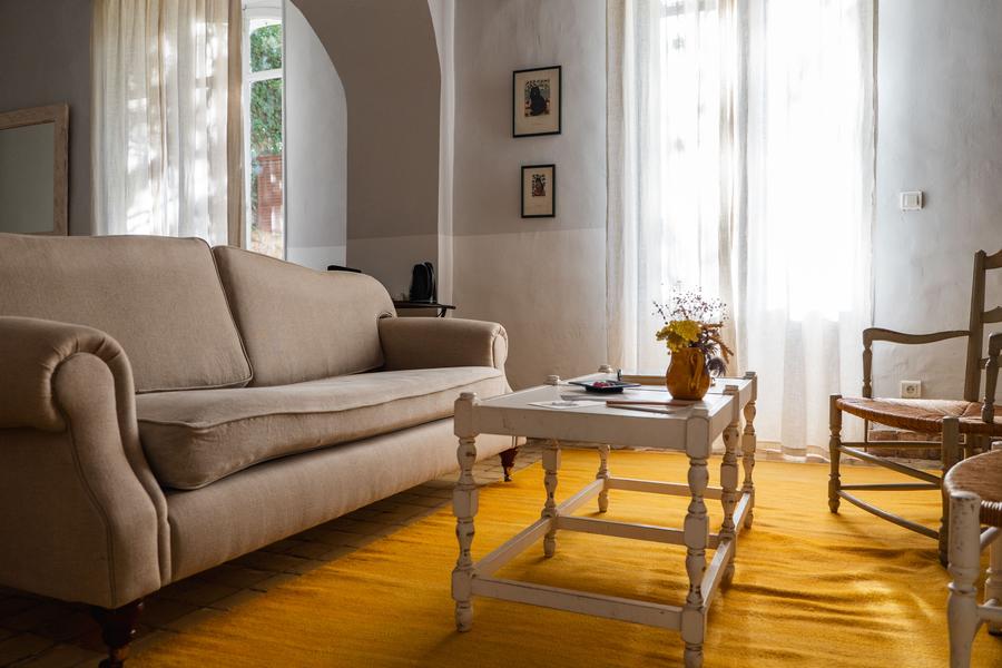 Gemütlicher Wohnbereich im Le Galinier mit weichem Tageslicht