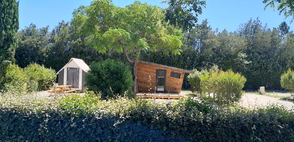 Holz-Mietunterkünfte auf dem interkommunalen Campingplatz La Durance in Cavaillon