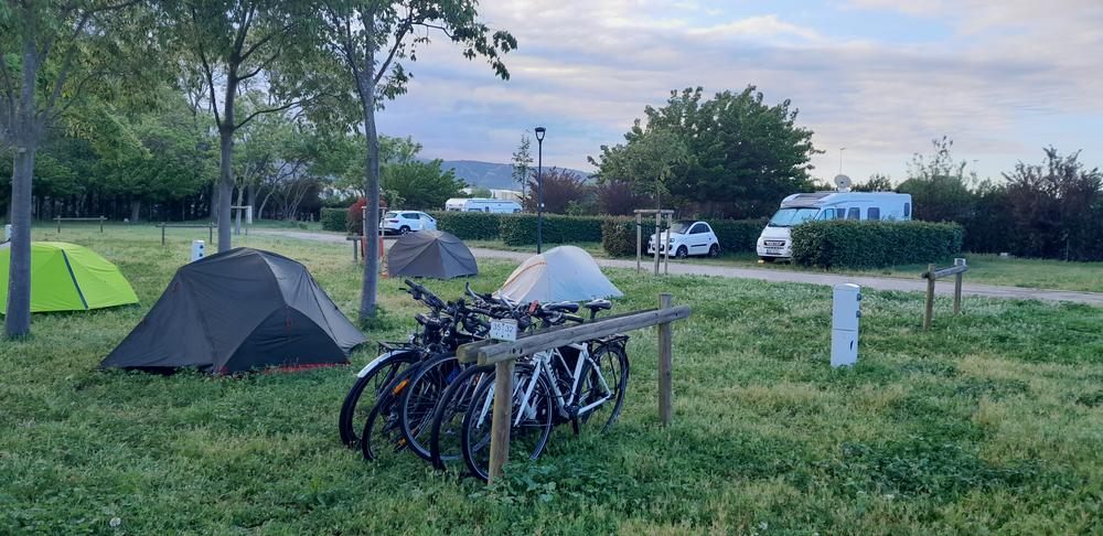 Zeltstellplätze und Angebot für Radtouristen auf dem Campingplatz La Durance in Cavaillon