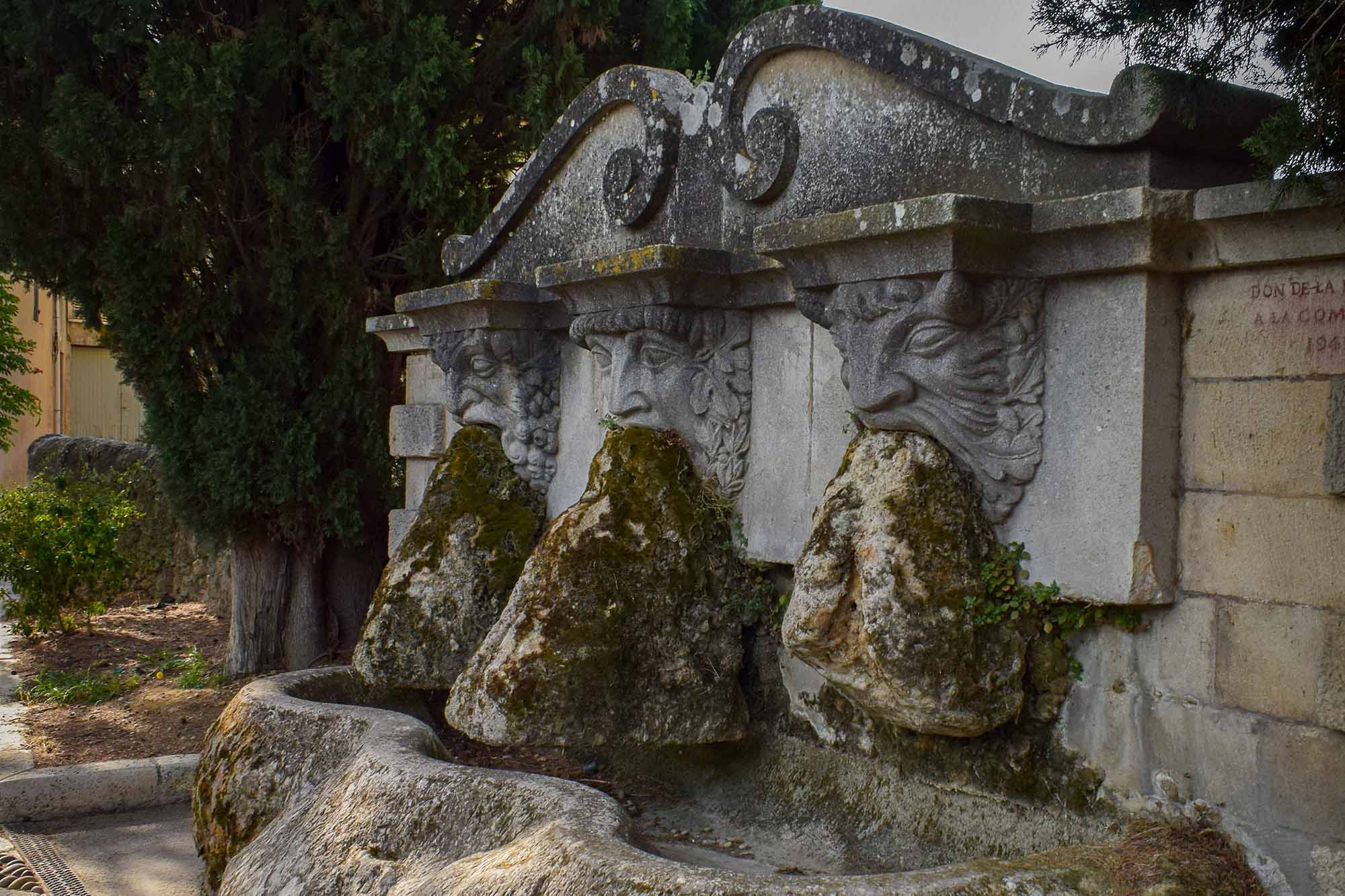 Fonaine aux 3 masques à Lourmarin
