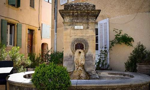 Fontaine Lourmarin.jpg
