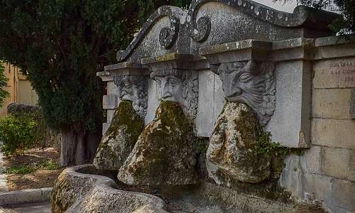 Fontaine aux 3 masques Lourmarin.jpg