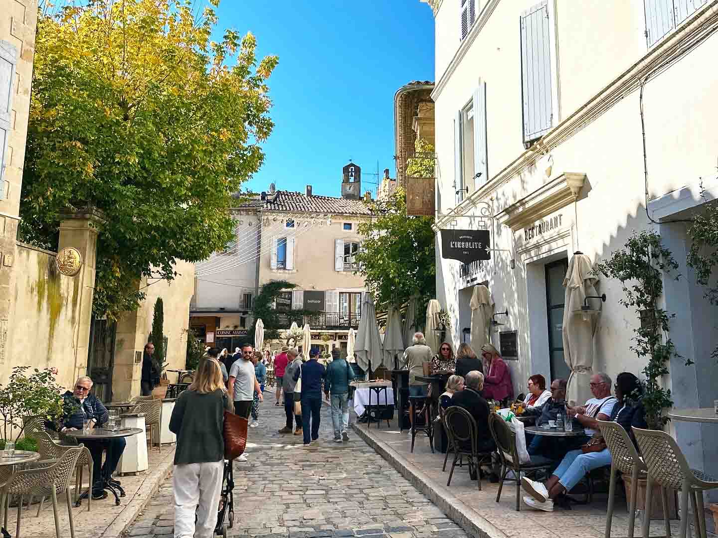 Terrasse der Brasserie L'Insolite in einer Gasse des Dorfes Lourmarin