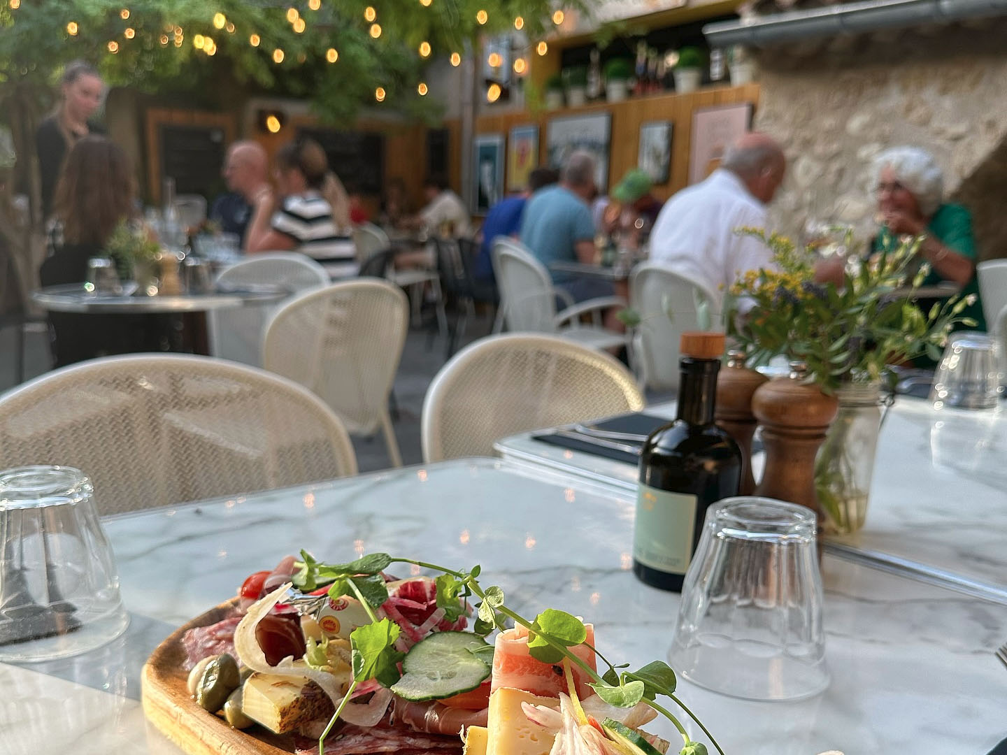 Schattige Terrasse der Brasserie L'Insolite in Lourmarin