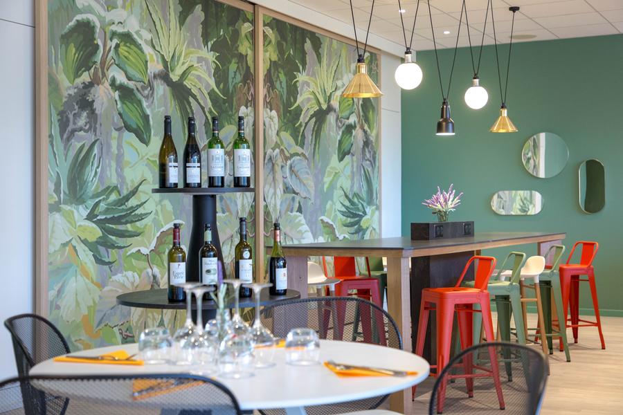 Speisesaal und Terrasse des Restaurants Jeannette im Hotel Ibis in Cavaillon