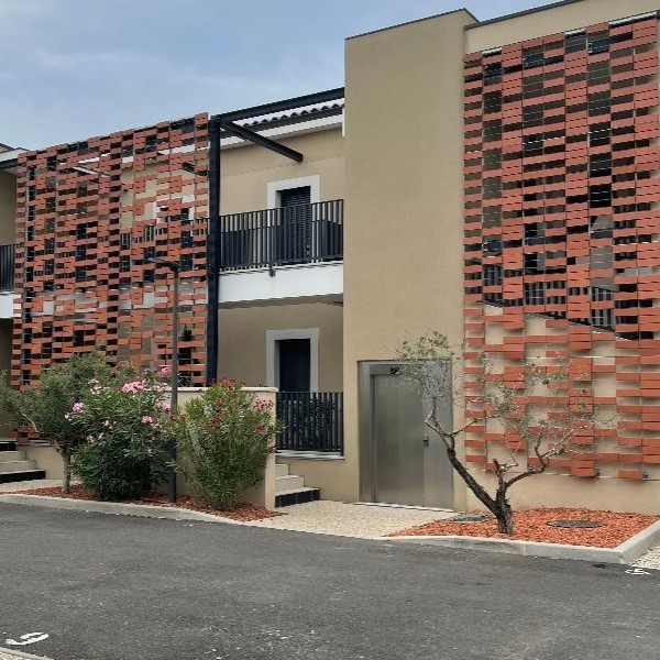 Moderne Wohnanlage des Gîte Entre Deux Eaux in L’Isle-sur-la-Sorgue