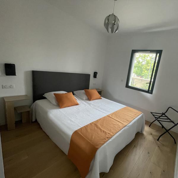 Komfortables Doppelzimmer mit 160 cm Bett in der Ferienwohnung in L’Isle-sur-la-Sorgue
