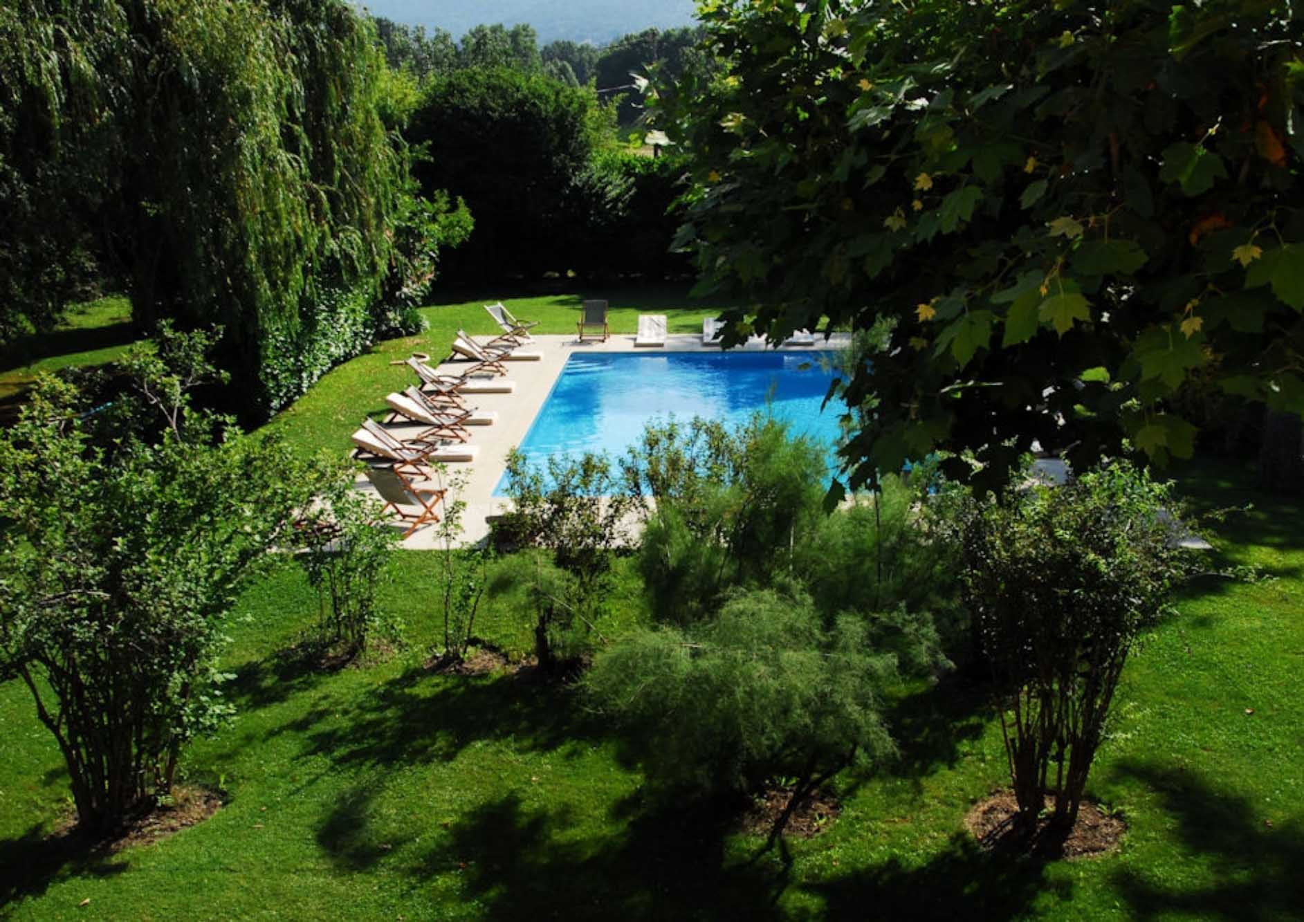 Beheizter Pool des Mas des Grès, umgeben von mediterranen Gärten